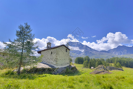 山间的小木屋图片