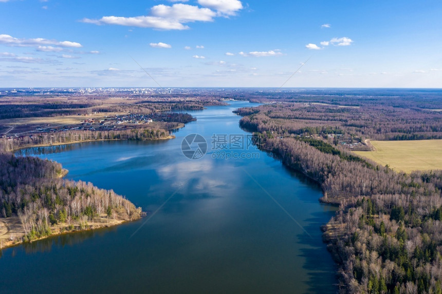 春天从俄罗斯Ivanovo地区Uvodsky水库的无人机观测到反射蓝色的图片