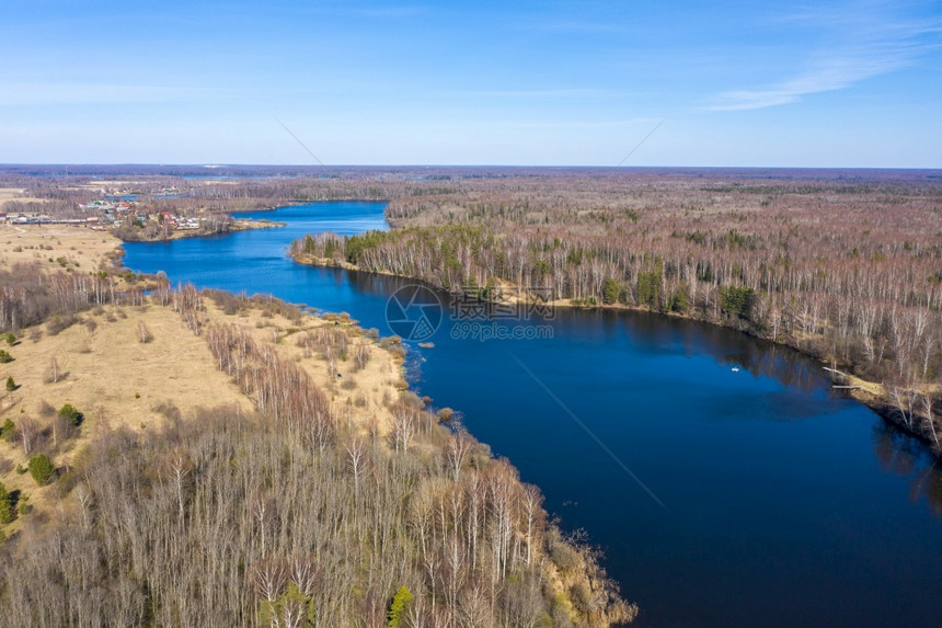 从俄罗斯Ivanovo地区Uvodsky水库的无人机观测到春天蓝色的图片