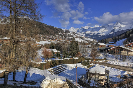 被雪覆盖的村落图片