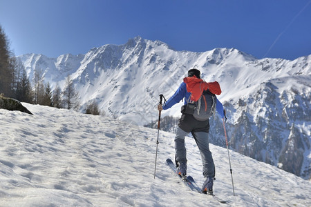 山上滑雪的年轻人图片