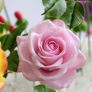好的人造美妙粘土艺术粉红玫瑰花的紧闭美丽人造鲜花精巧的手工艺彩图片