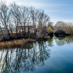 公园场景水西班牙帕伦亚卡斯蒂利和里昂市卡翁河景象图片