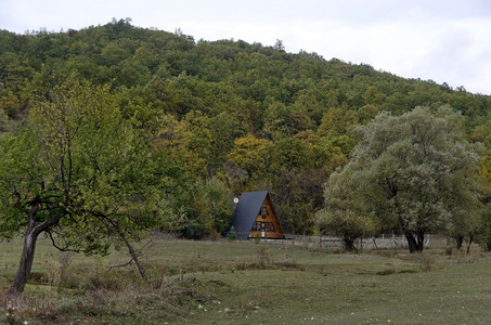 山底下的小屋背景图片