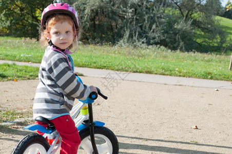 骑着自行车的小女孩图片