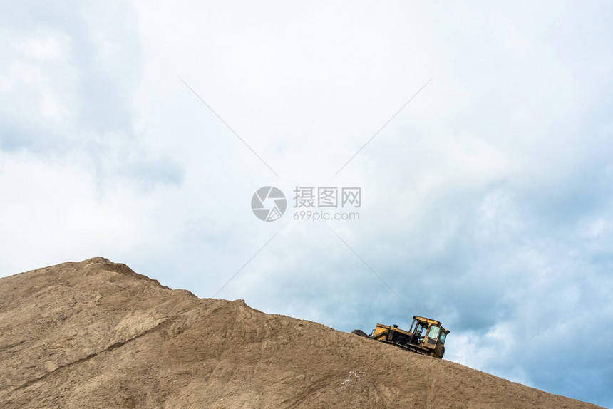 沙丘山顶和推土机图片