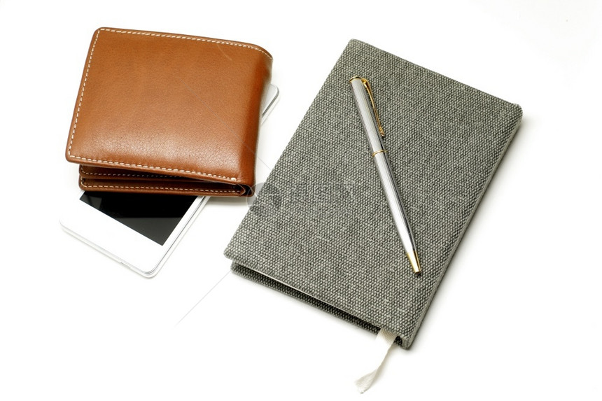 白色的棕背景上孤立笔记本智能和棕皮钱包记本移动的图片