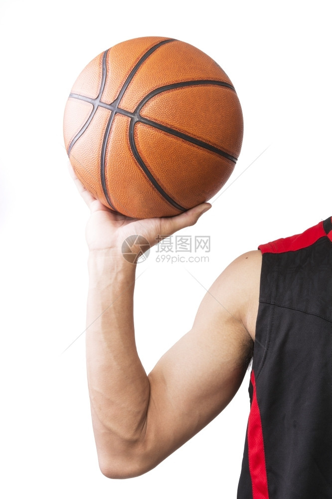 保持阮詹健康白底带篮球的亚洲男子图片