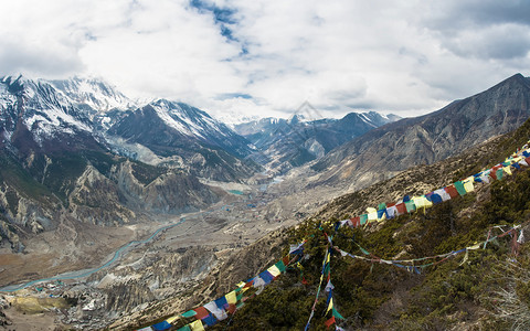 查巴格风充满旗帜的山顶背景