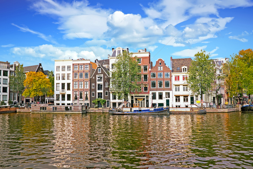 荷兰阿姆斯特丹市内位于荷兰阿姆斯特尔历史的运河中央图片