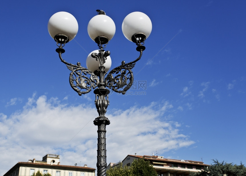 一种意大利佛罗伦萨公园上挂着漂亮的铁杆和四个地球的灯柱铁工装饰图片