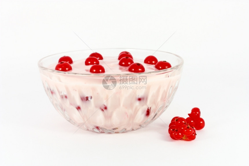 成熟水果酸奶在玻璃碗中装有卷发剂以白色隔绝甜点红的图片