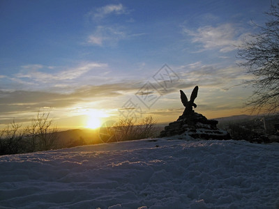 在雪山山顶的纪念碑背景图片