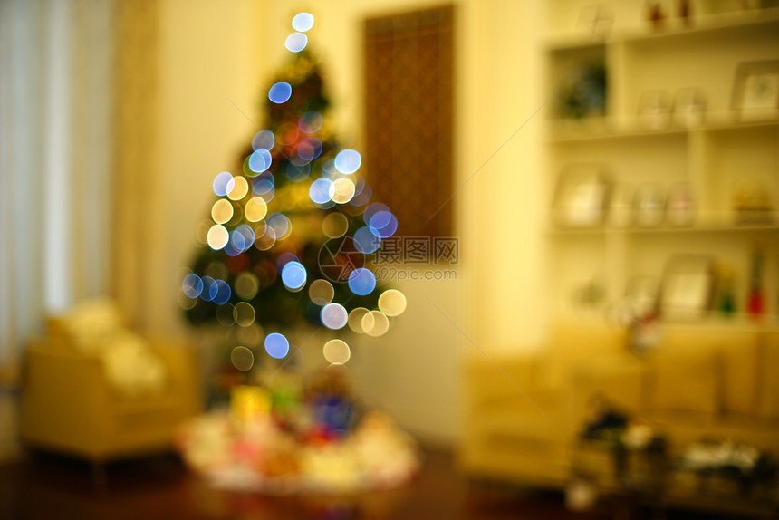 客厅圣诞树的模糊背景图片