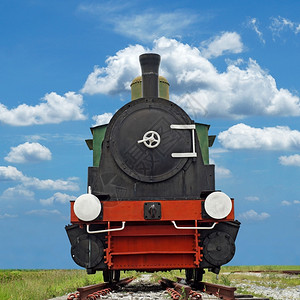 优质的轨具有美丽天空背景的旧蒸汽发动机车列图片