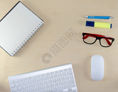 现代的桌面上键盘和鼠标电脑信图片