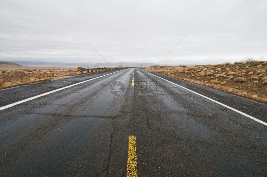 运输在亚利桑那州哈克伯里附近一个湿冬日的空路上下雨一种图片