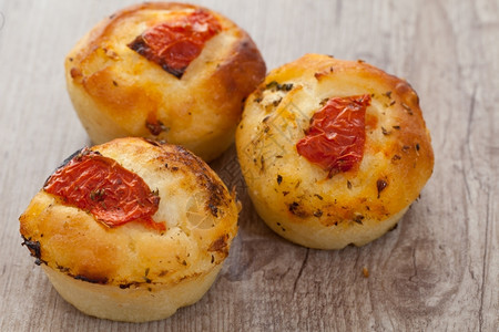 美味的意大利乡村面包配西红柿可口食物叉图片