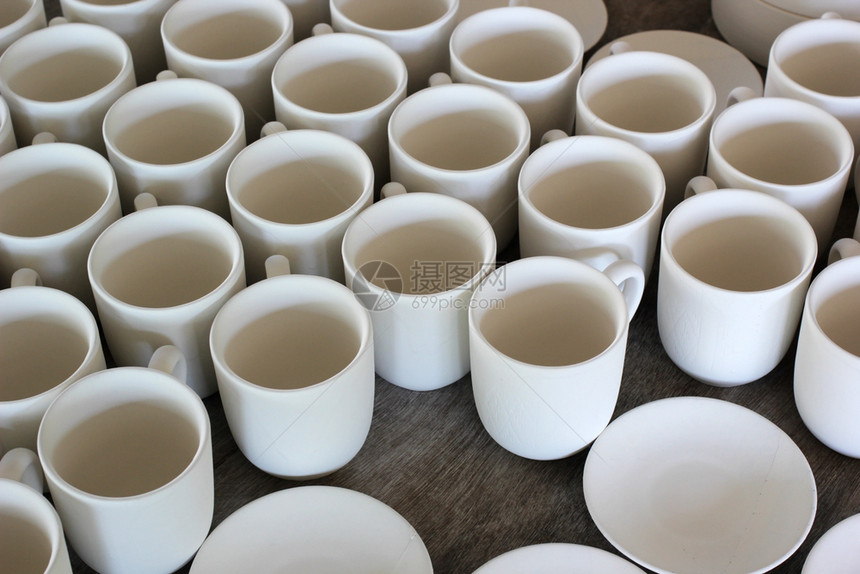 生的制造业艺术陶瓷车间正在生产中的陶瓷杯图片