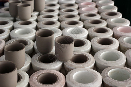 工艺陶瓷车间正在生产中的陶瓷杯餐具作坊图片