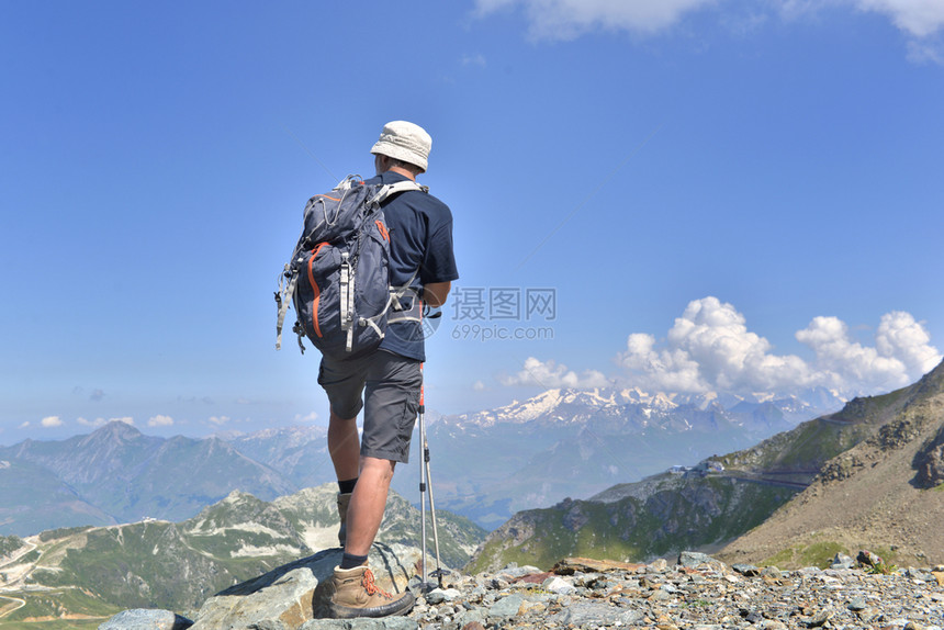 爬山登顶的年轻男性图片