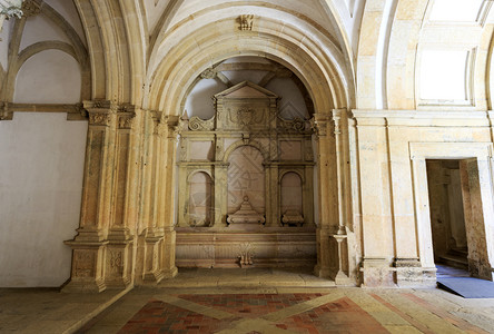 位于葡萄牙托马尔基督修道院入口处的文艺复兴喷泉洗浴室拱建筑学叉图片