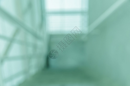 在室内抽象的带有光和阴影楼梯大厅模糊抽象背景绿色音调图象栏杆图片