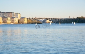 见过从瑞典斯德哥尔摩索纳Solna看到特拉内贝格桥和帆船航行湖图片
