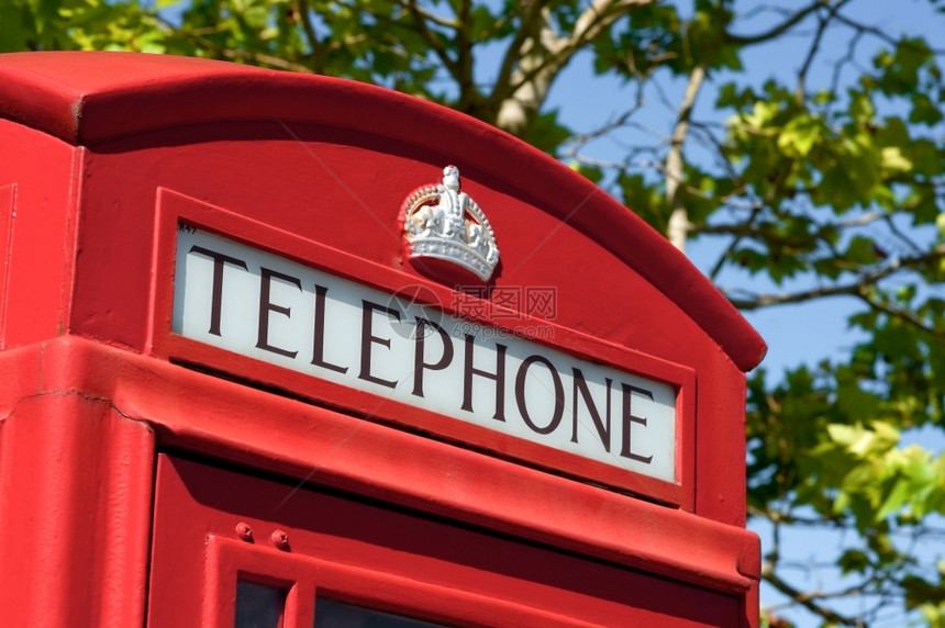 传统的沟通英国红电话箱有叶子背景的红色电话英国图片