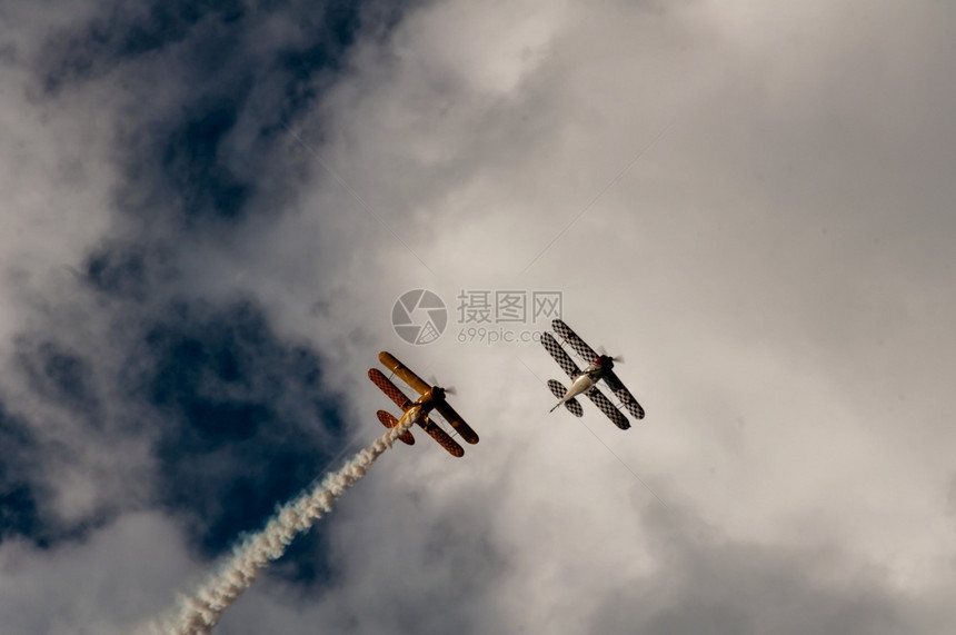 空中飞机在行其背景是云层杂技空气展览图片