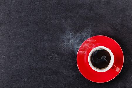 杯子泡沫颜色红咖啡杯黑底烟雾红咖啡杯浓烟图片