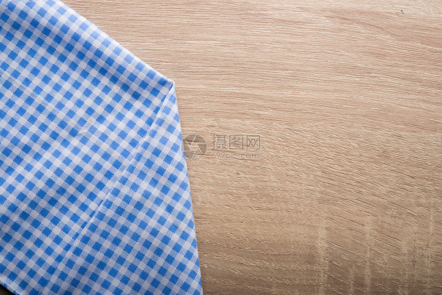 木制背景的蓝餐巾纸和木制背景的蓝色餐巾纸方格的空蓝色图片