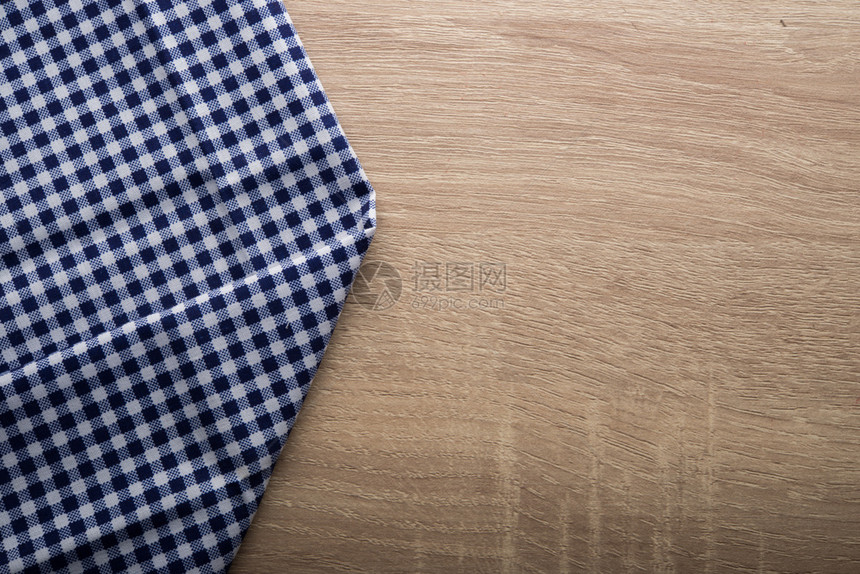 桌布餐厅木制的背景蓝餐巾纸和木制背景的蓝色餐巾纸图片