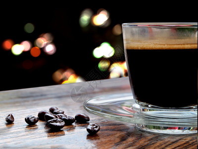 一杯咖啡和咖啡豆背景图片