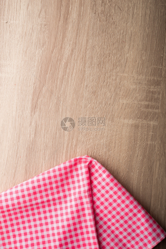 木制的背景红色和白纸巾的桌布图片