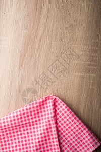 木制的背景红色和白纸巾的桌布图片