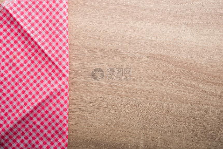 质地木制背景的红色和白纸巾方格的红色图片