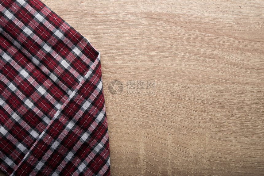 装饰风格纺织品木制背景的红色和白纸巾的图片