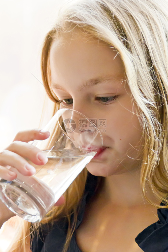 喝水的金发女孩图片