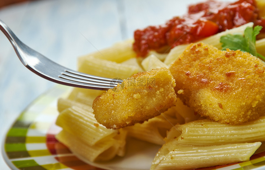 意大利菜面和番茄酱的Nuggeets一顿饭意大利语掘金图片