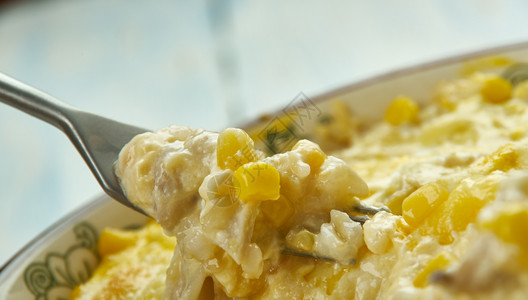 玉米和培根切达干酪砂锅经典奶油玉米砂锅配菜桌子可口健康图片