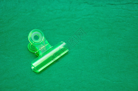 绿色背景的塑料斗牛犬夹附紧固件一种图片
