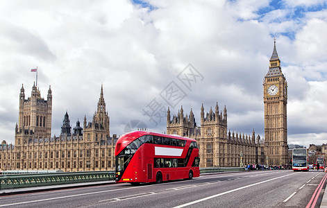 伦敦王国天空英议会大厦和红色巴士车站图片