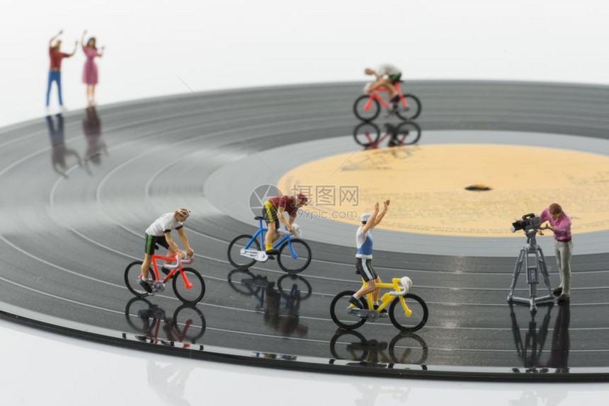 快速地团结自行车音乐记录ip上的玩具木偶人物比赛图片