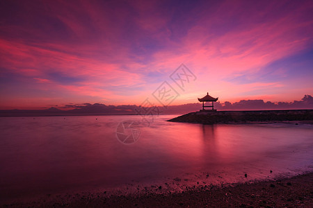 冷静的美丽印度尼西亚巴厘萨努尔海滩黎明东图片