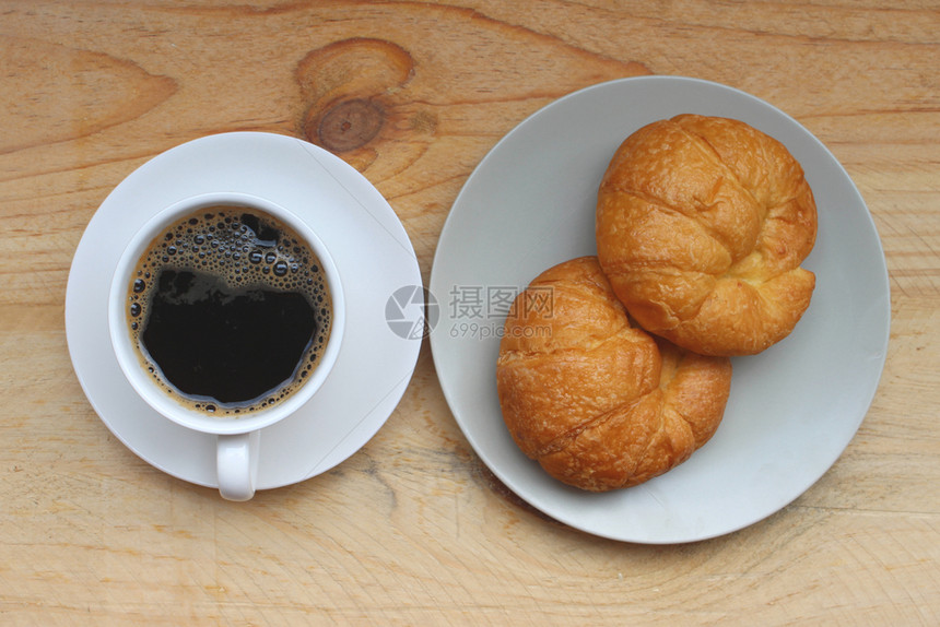 马克杯碟子咖啡和Croissant杯在顶端的视图上卡布奇诺图片