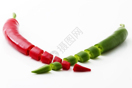 斯塔克成熟切碎的红辣椒和绿切碎的红和绿隔离在白色背景上细节图片