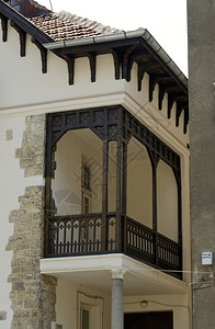 旧翻修建筑的碎片有阳台和木制首饰经典的灰泥木制图片