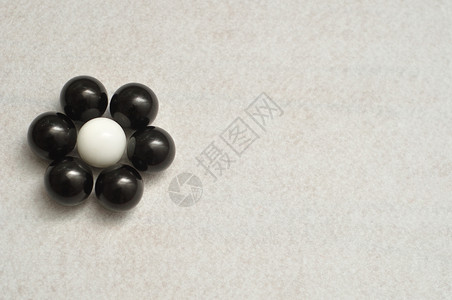 黑色的圆圈现代白色和黑球以白背景孤立的花朵形状包装在白色背景上图片