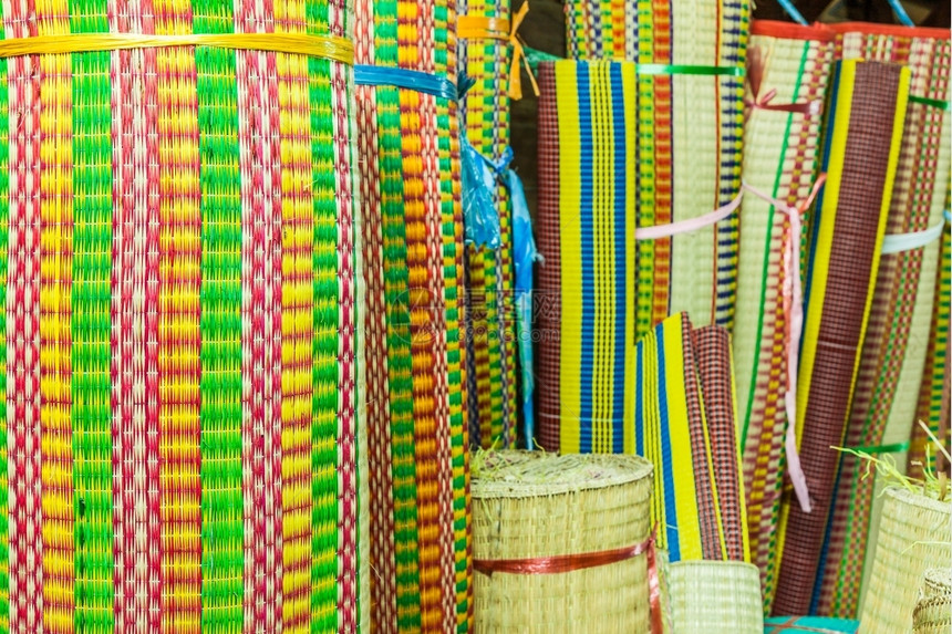 织物抽象的在泰国市场销售的彩色垫子滚盘纺织品图片